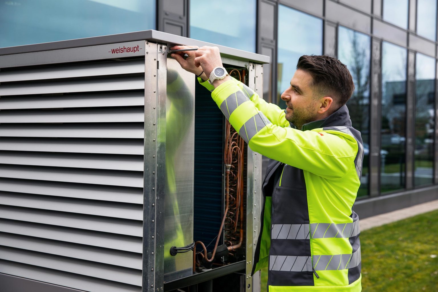 Trifon Amparis bei der Wartung einer Weishaupt Anlage