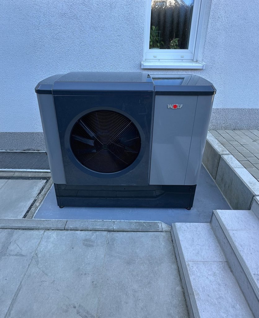 Neu installierte Wolf Wärmpumpe CHA 07 Monoblock